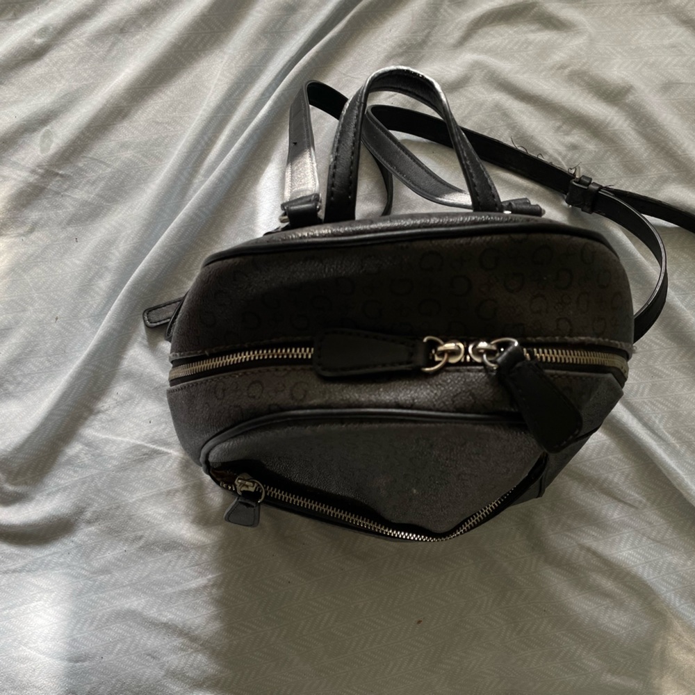 Guess backpack purse - Picture 4 of 4